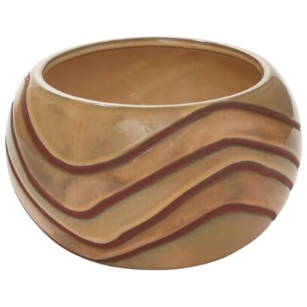 The Malina Pot is a golden-brown bangle bracelet with a smooth, rounded surface. It boasts a pattern of wavy grooves that gracefully wrap around the bracelet, reminiscent of intricate ceramic designs. These grooves are slightly darker in color, adding a textured look to the otherwise shiny and polished appearance of the bracelet.