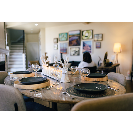 Shiny-Top Dining Table
